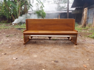 bangku gereja katolik 