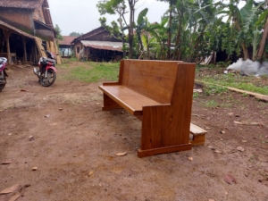 bangku gereja katolik 